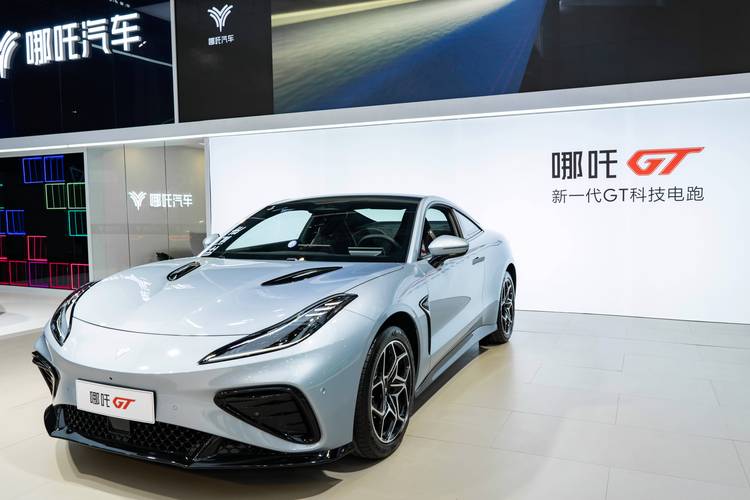 东莞111哪吒汽车在智能汽车领域的表现，领途汽车在新能源汽车市场中的影响力